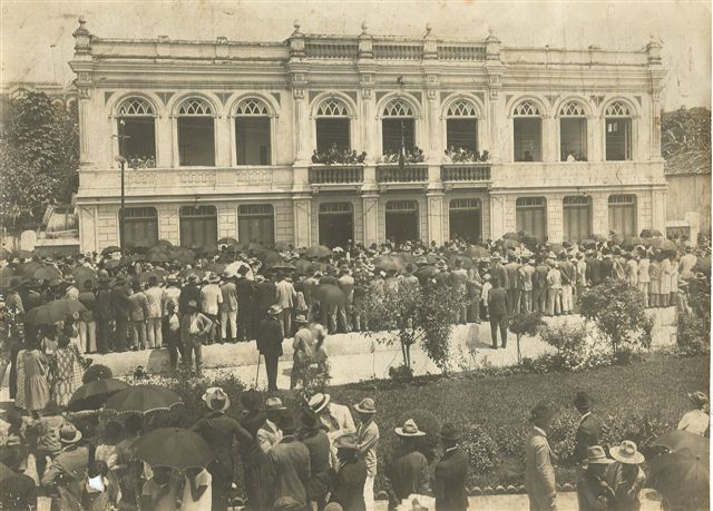 http://muspam.com.br/images/phocagallery/fotos_antigas/predio-da-casa-da-cultura-antigo-grande-hotel/12_visita dr. antonio carlos em 1928_foto15.jpg